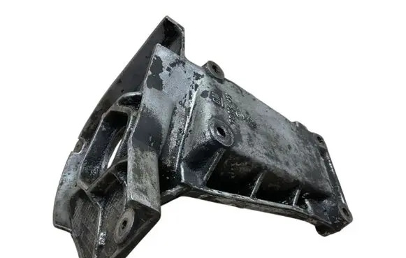 Engine mounting bracket
