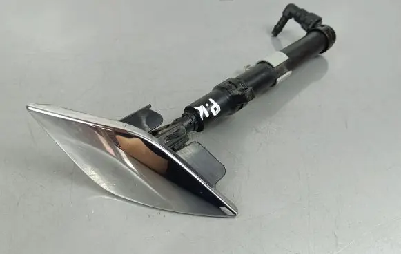 Maserati Quattroporte Headlight washer spray nozzle