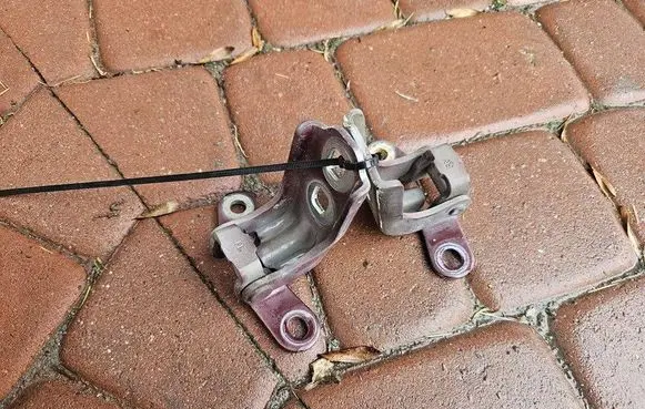 Opel Adam Front door lower hinge OPELCZESCI.com-E45