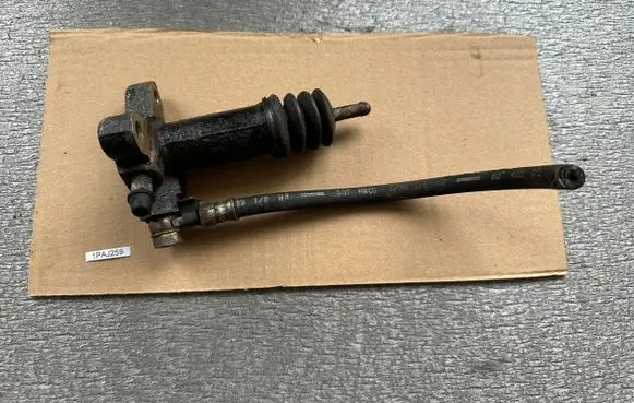 Mitsubishi Pajero Clutch slave cylinder MD730179