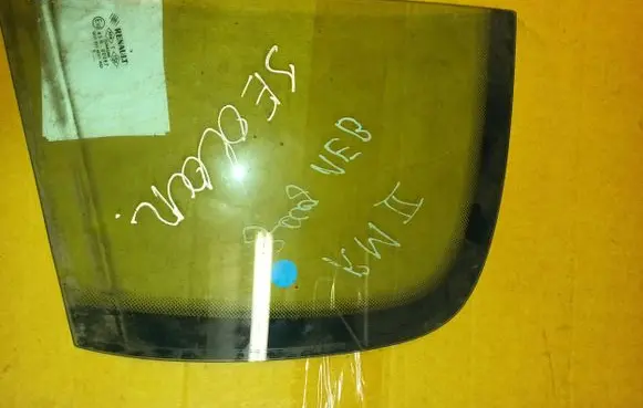 Renault Megane II Rear vent window glass 