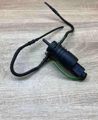 Volkswagen PASSAT B5.5 Windscreen/windshield washer pump 1J6959651 1J0973722 WithPlug