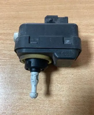 Nissan Note (E11) Headlight level adjustment motor 89028944