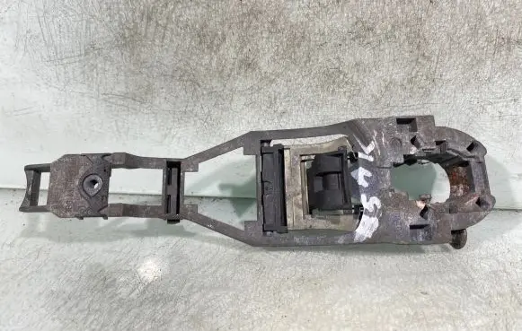 Volkswagen PASSAT B5 Rear door exterior handle/bracket 3b0837885886