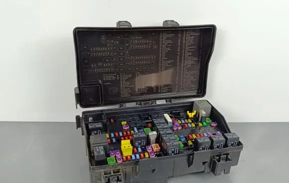 Jeep Grand Cherokee Fuse module P68251627AB
