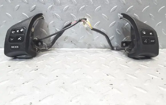 Lexus IS 220D-250-350 Steering wheel buttons/switches 75B458