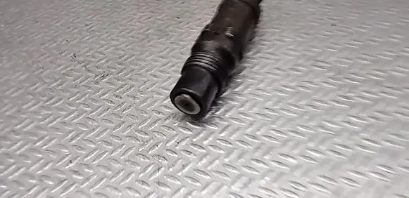 Volkswagen Golf III Fuel injector KCA27S77 028130201B
