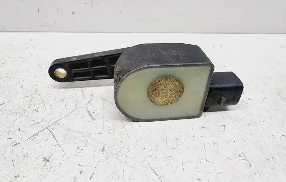 Headlight/headlamp level sensor