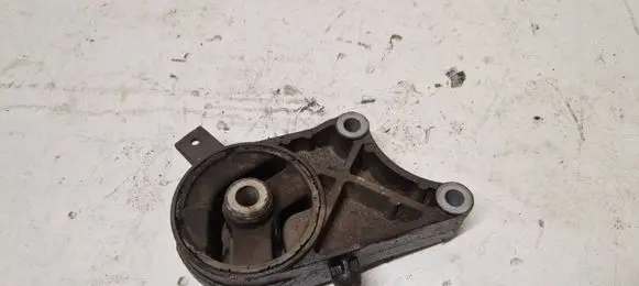 Engine mount vacuum valve