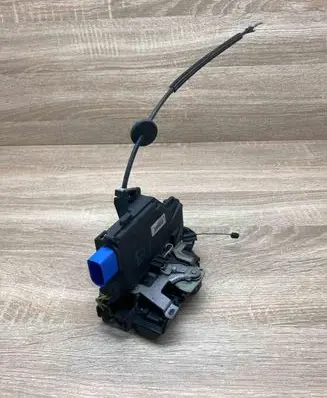Volkswagen Golf Plus Front door lock 3D1837015