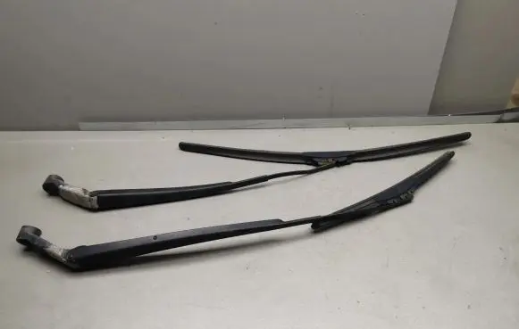 Toyota Yaris Front wiper blade arm
