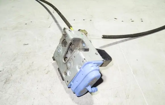 Audi A4 S4 B5 8D Rear door lock 8D0839016A