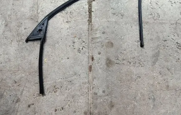 BMW 7 E32 Rubber seal front door window/glass 51328127527 8127527