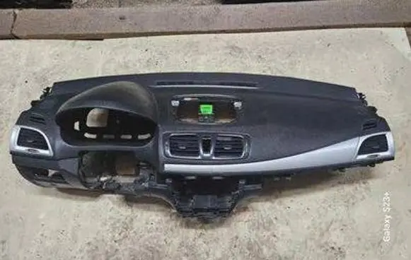 Renault Megane III Dashboard 1004589 40272M
