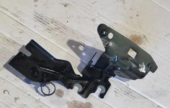 Opel Corsa F Fender mounting bracket 39181718 30932300 23314