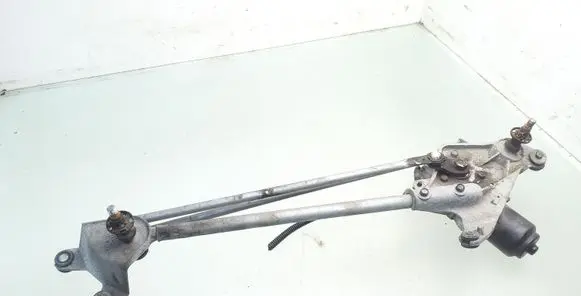 Honda CR-V Front wiper linkage and motor