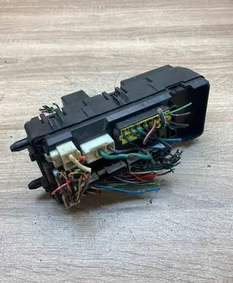 Volkswagen Jetta V Fuse module 0H240325 4860