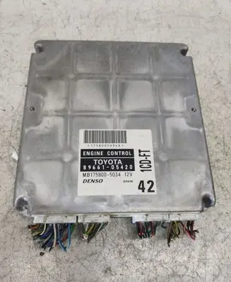Toyota Avensis T220 Engine control unit/module 8966105420