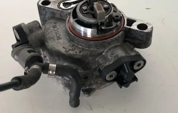 Peugeot 208 Vacuum pump 9804021880