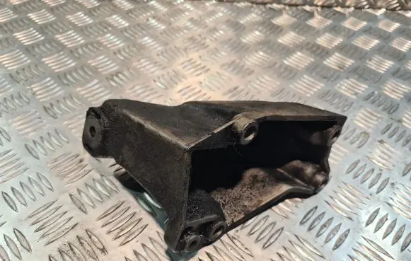 Volkswagen PASSAT B5 Engine mounting bracket 8D0199307L