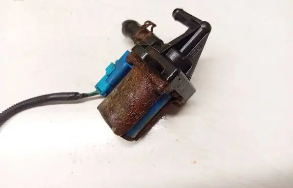 Ford Focus Coolant heater control valve 3M5H6C534BB