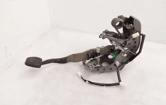 Toyota Hilux VIII Clutch pedal 82112KK010