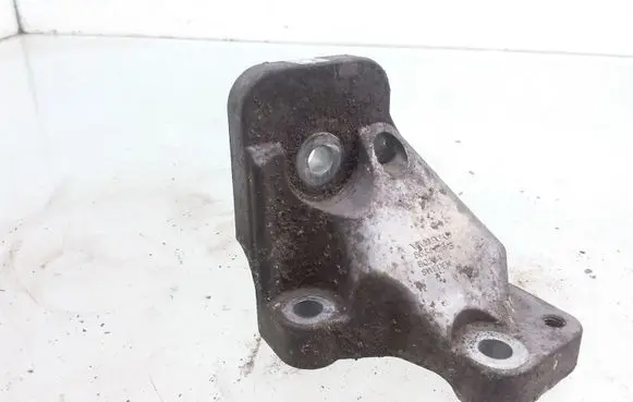 Volvo S80 Engine mounting bracket 8634123