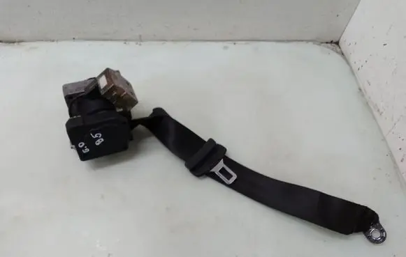 Volkswagen PASSAT B5 Rear seatbelt 33003776E