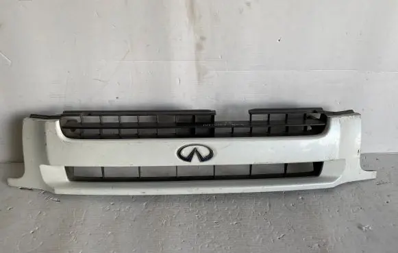 Infiniti QX4 Front bumper upper radiator grill 623101W