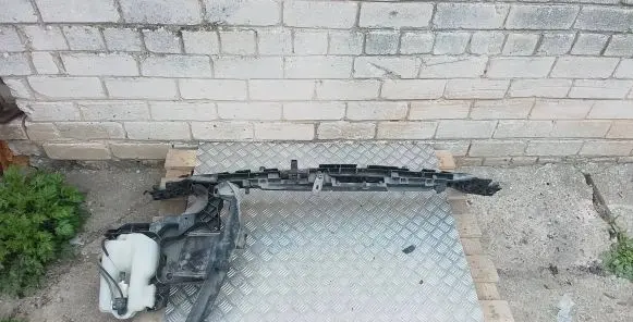Renault Megane II Top upper radiator support slam panel