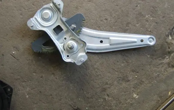 Rear door manual window regulator