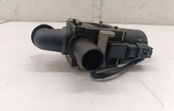 BMW 5 F10 F11 Coolant heater control valve 8572513