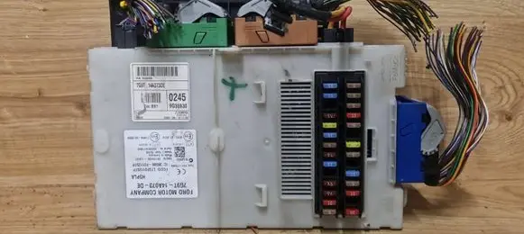 Ford Mondeo MK IV Fuse module 7G9T14A073DE