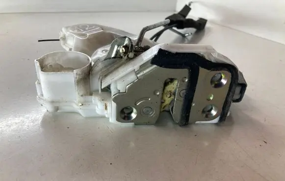 Honda CR-V Front door lock