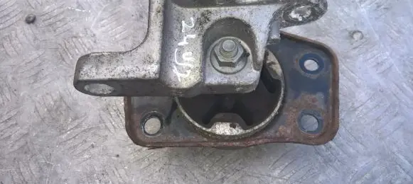 Mitsubishi Colt Engine mount bracket mr961818 mr961611