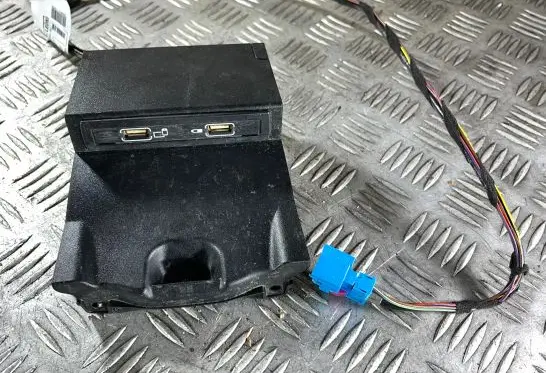 Mercedes-Benz GLA W156 X156 USB socket connector A1728202100 A1765401201