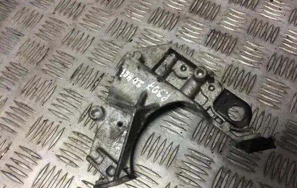 Peugeot 307 Engine mounting bracket 9635969880