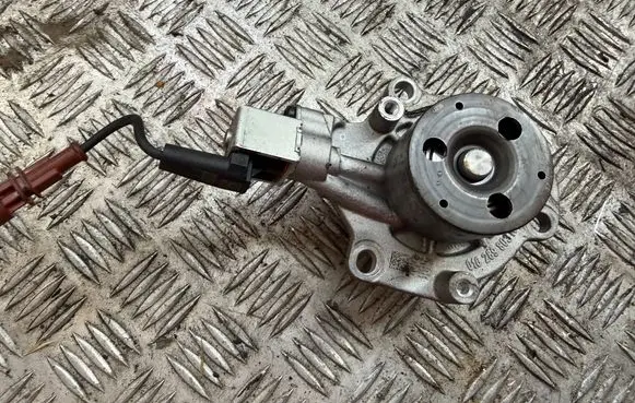 Volkswagen Golf VII Water pump 04L011N