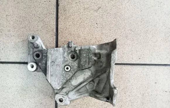 Citroen Berlingo Generator/alternator bracket 