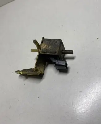 Audi A6 S6 C4 4A Vacuum valve 