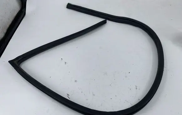 Mitsubishi L200 Front door rubber seal