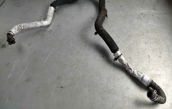 Engine coolant pipe/hose