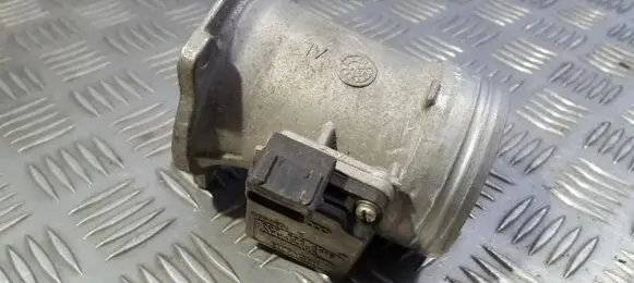 Audi A4 S4 B5 8D Mass air flow meter 037906461B AFH60-10A