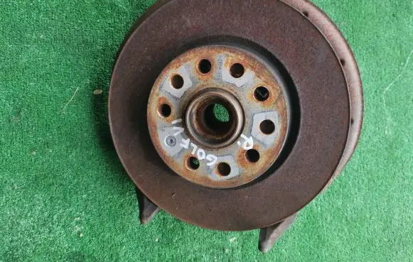 Volkswagen Golf VI Front wheel hub spindle knuckle