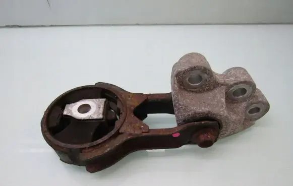 Mazda 2 Engine mounting bracket