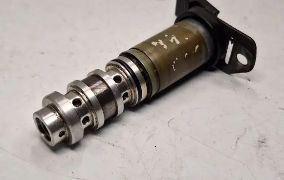 BMW 1 E81 E87 Camshaft vanos timing valve 7561264 11367561264 11367584115