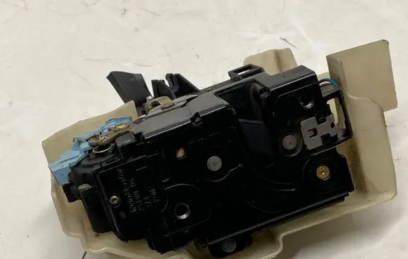 Volkswagen Touareg I Front door lock 7L0837089 3D2837015