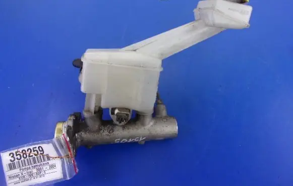 Nissan X-Trail T30 Master brake cylinder
