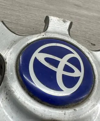 Toyota Avensis T220 R15 wheel hub/cap/trim 