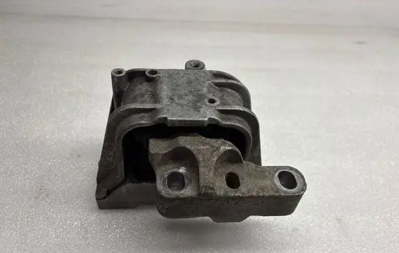 Volkswagen PASSAT B6 Engine mount bracket 1K0199262